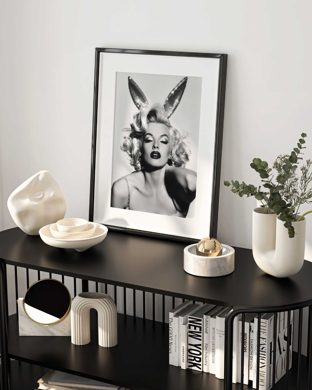 Affiche d'art noir et blanc de Marilyn Monroe avec des oreilles de lapin scintillantes, mise en situation dans un cadre noir sur un buffet