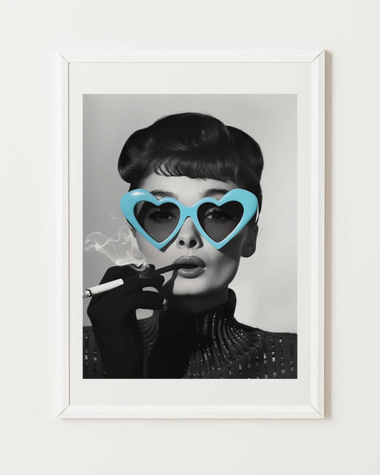 affiche d'art avec audrey hepburn fumant une cigarette et portant des lunettes en forme de coeur, dans un cadre blanc