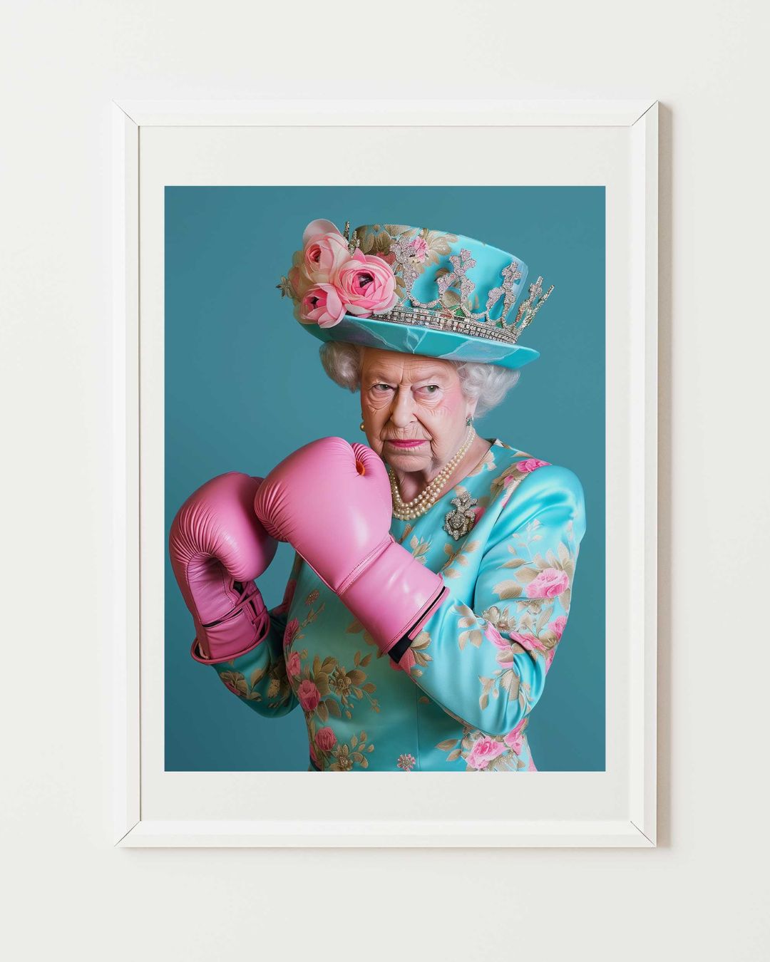 affiche d'art Combat Royal mettant en scene la reine Elisabeth 2 avec des gants de boxe roses, affiche encadré dans un cadre blanc