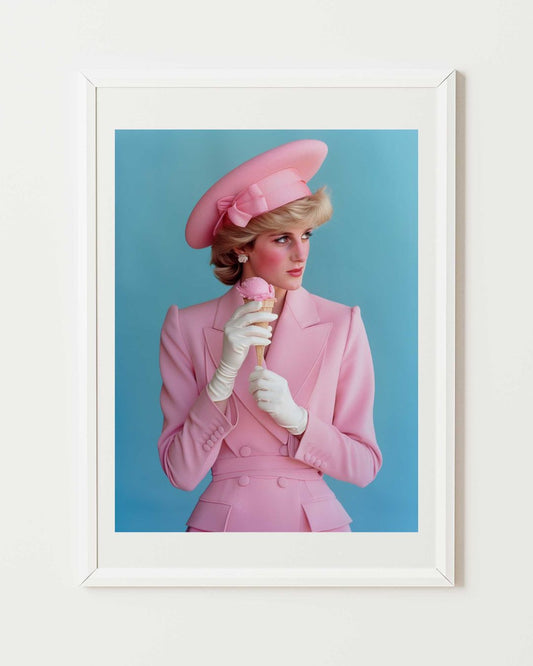 Affiche d'art représentant la princesse Diana en tailleur chic rose mangeant une glace à la fraise, apercu du produit dans un cadre blanc