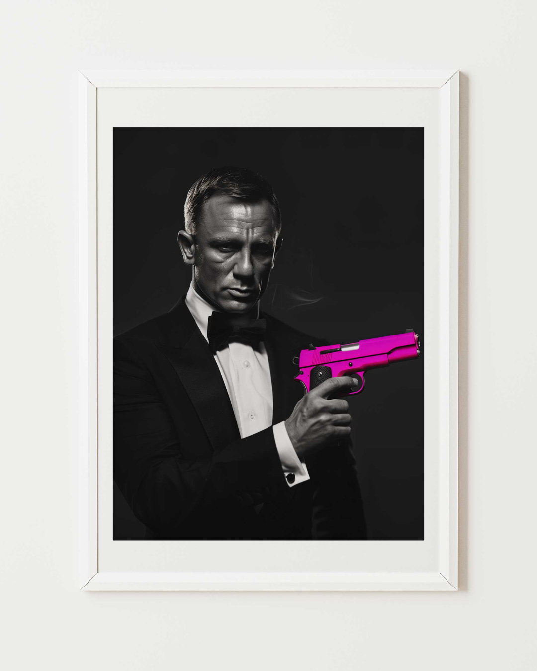 une affiche d'art de James Bond avec un pistolet rose encadré dans un cadre blanc