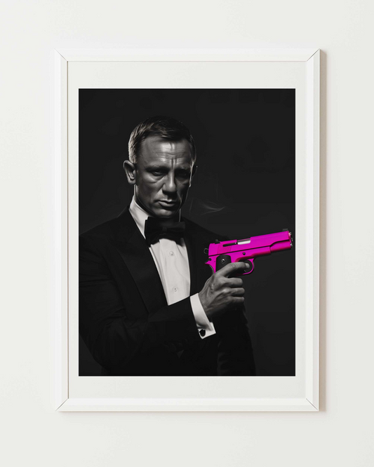 une affiche d'art de James Bond avec un pistolet rose encadré dans un cadre blanc