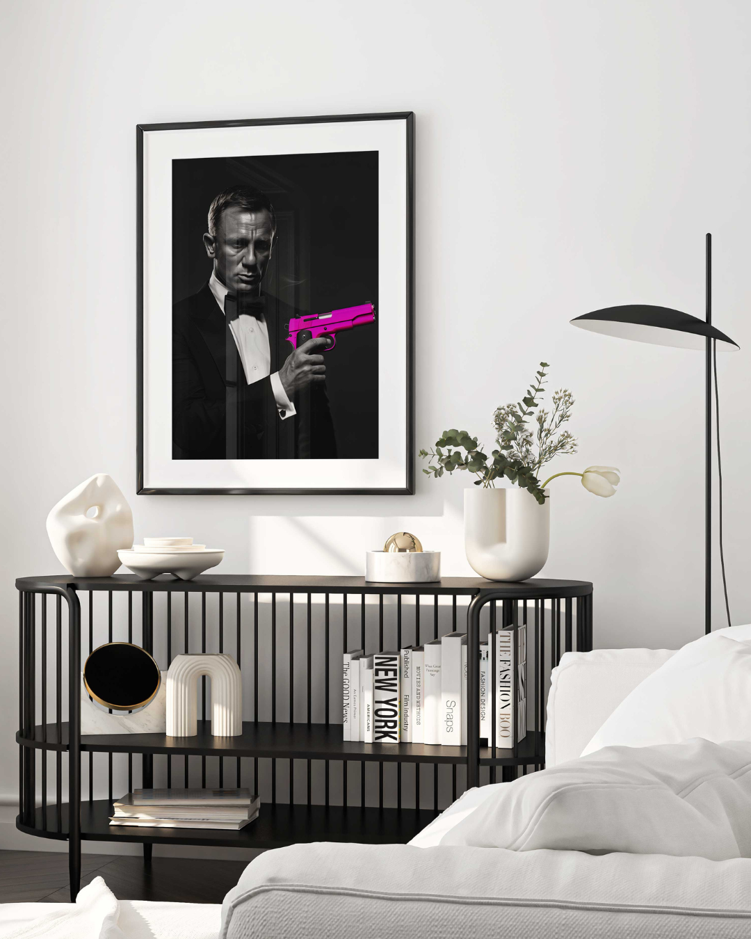 Affiche d'art de James Bond avec un pistolet rose mise en situation dans un salon moderne