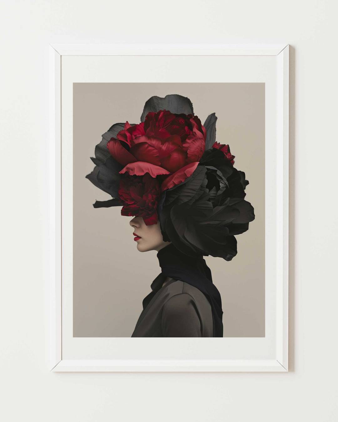 Présentation encadrée de l'affiche d'art intitulé enigme florale représentant une femme au visage dissimulé par de grandes fleurs rouges et noirs. 