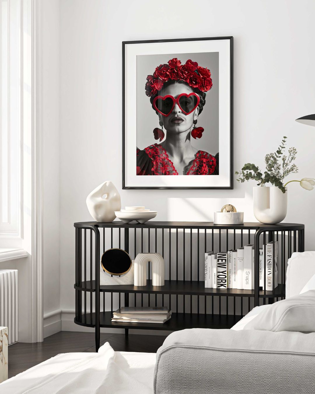 Affiche d'art Coeur de Frida mettant en scene Frida Khalo avec des grandes lunettes en forme de coeur et une couronne de fleur rouge, produit mis en scene dans salon design noir et blanc