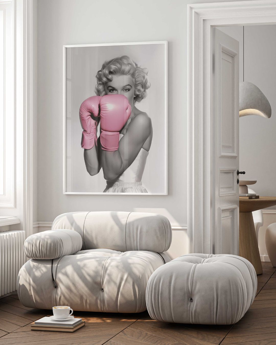 affiche d'art représentant marilyn monroe en noir et blanc avec des gants roses, mise en situation dans un salon avec un cadre blanc 