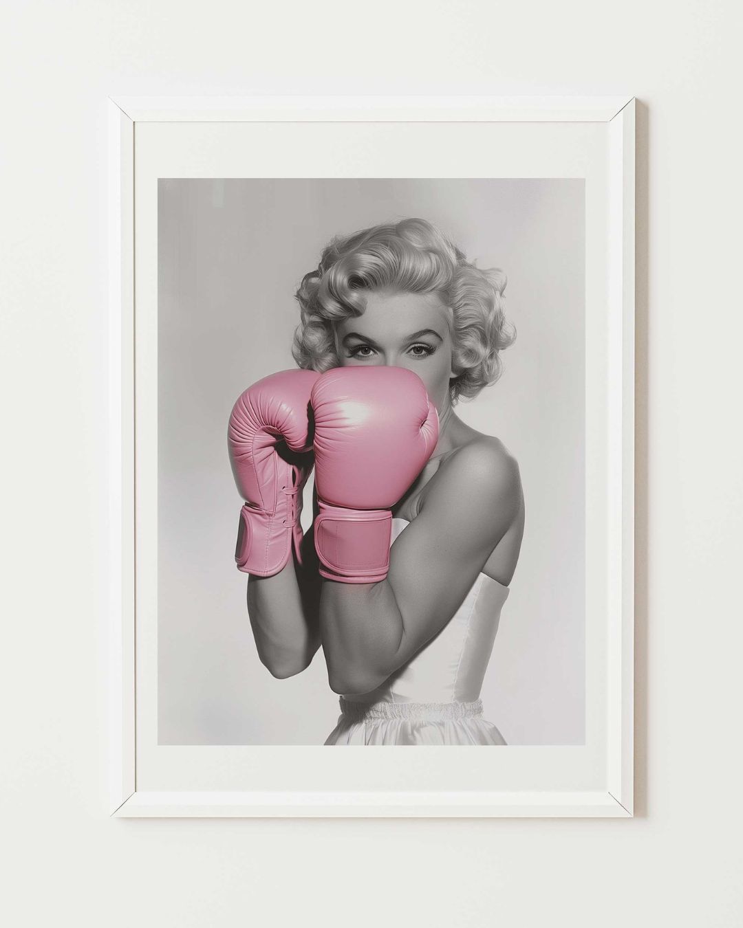 affiche d'art représentant marilyn monroe en noir et blanc avec des gants roses, dans un cadre blanc