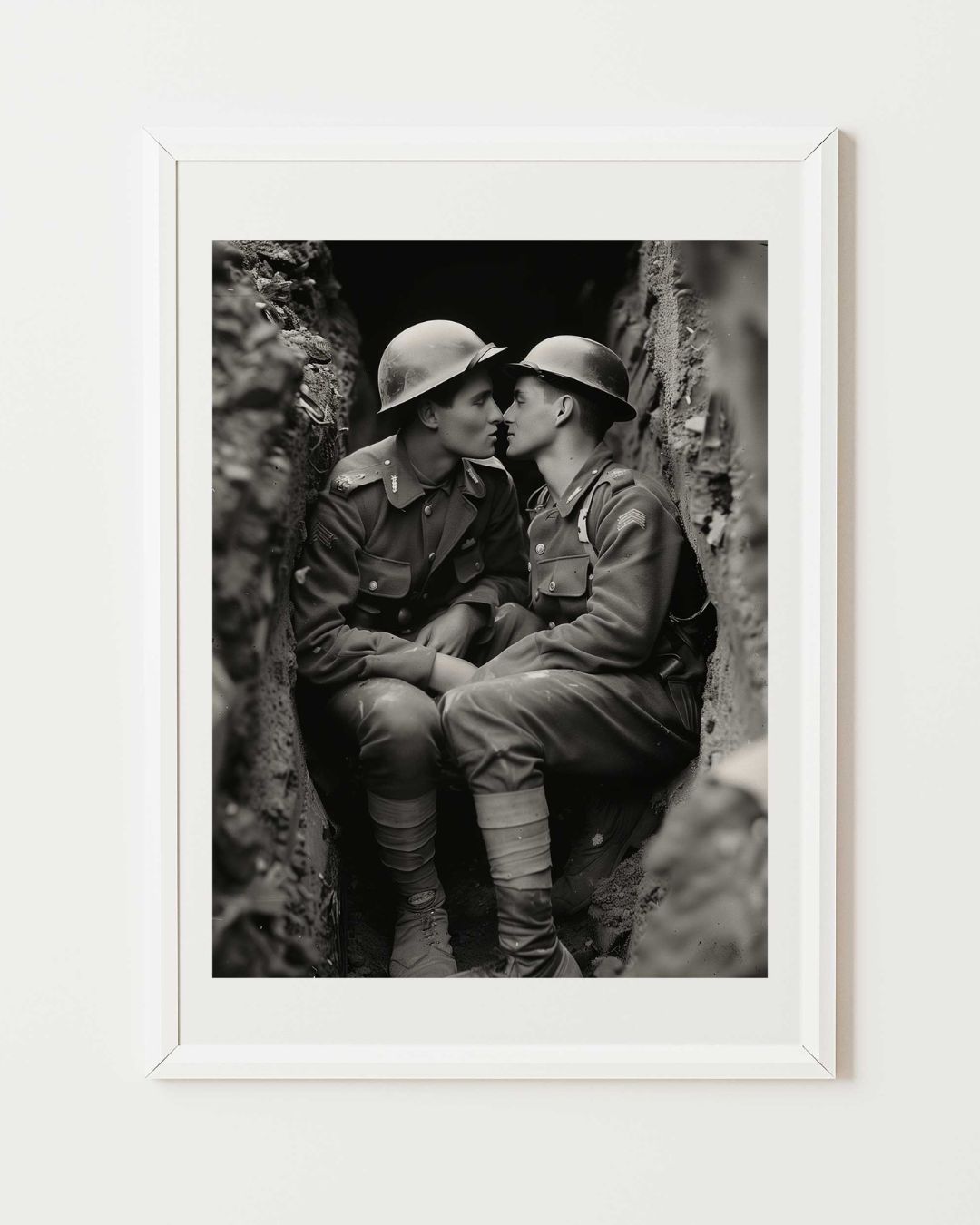 Affiche d'Art Les Soldats Amoureux, une œuvre d'art ou deux soldats s'embrassent au milieu des tranchées en temps de guerre. La photo présente l'affiche d'art encadré.