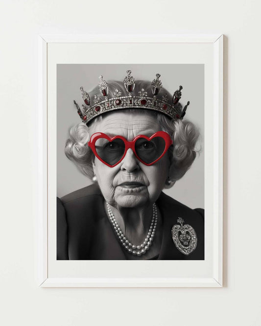 Affiche d'art Reine de Coeur, ou la reine Elisabeth 2 porte des lunettes de soleil en forme de coeur. Affiche d'art dans un cadre blanc.