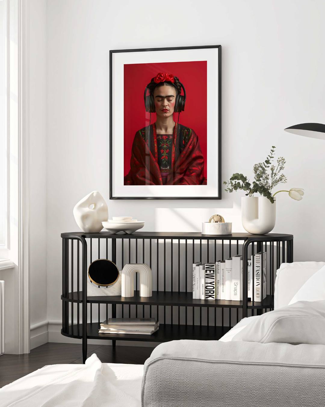 affiche d'art symphonie frida mettant en scene frida kahlo avec des ecouteurs noirs sur un fond rouge, affiche mise en situation dans un salon encadré dans un cadre noir